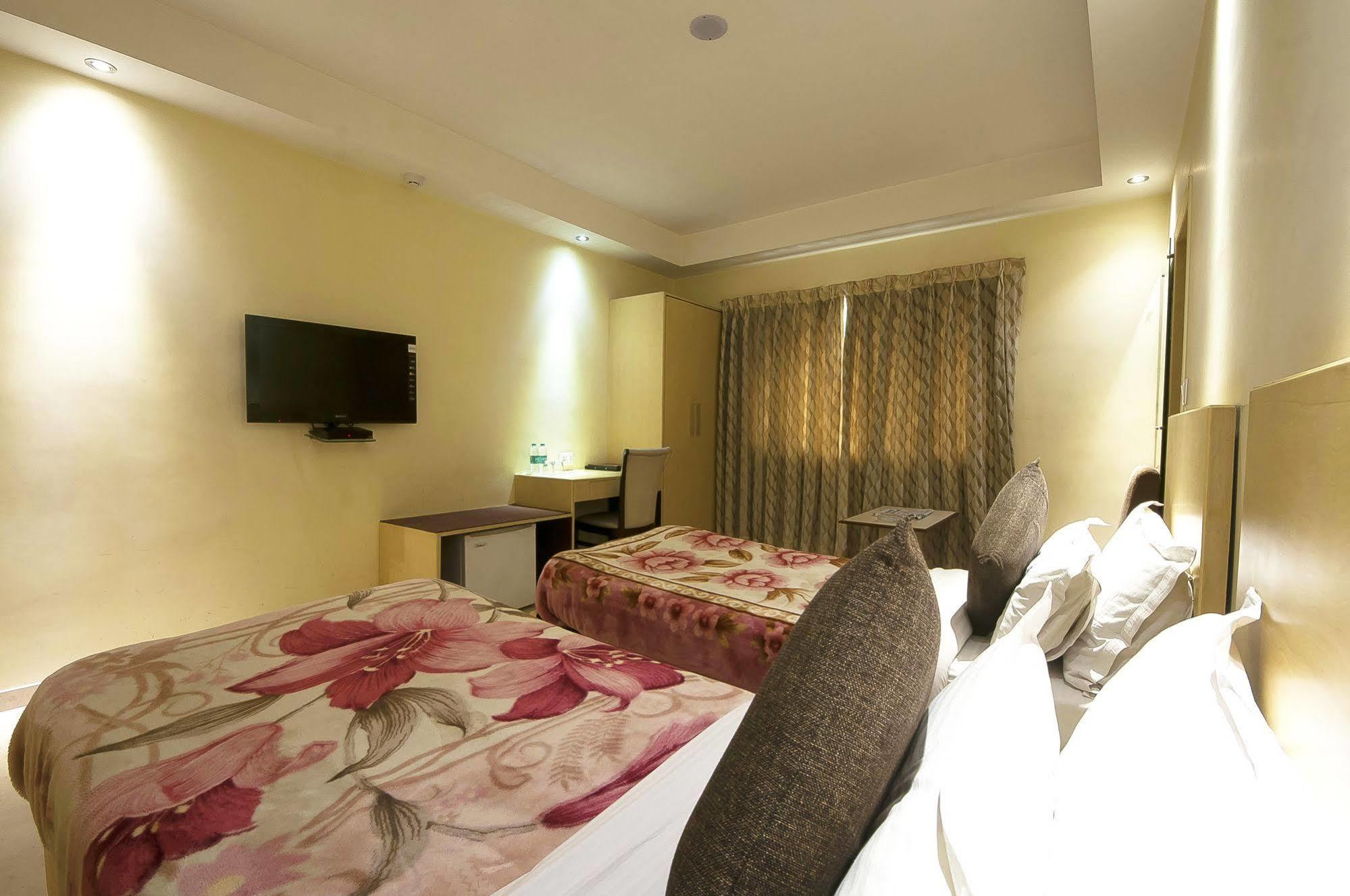 Mayur Hotel Nuova Delhi Esterno foto