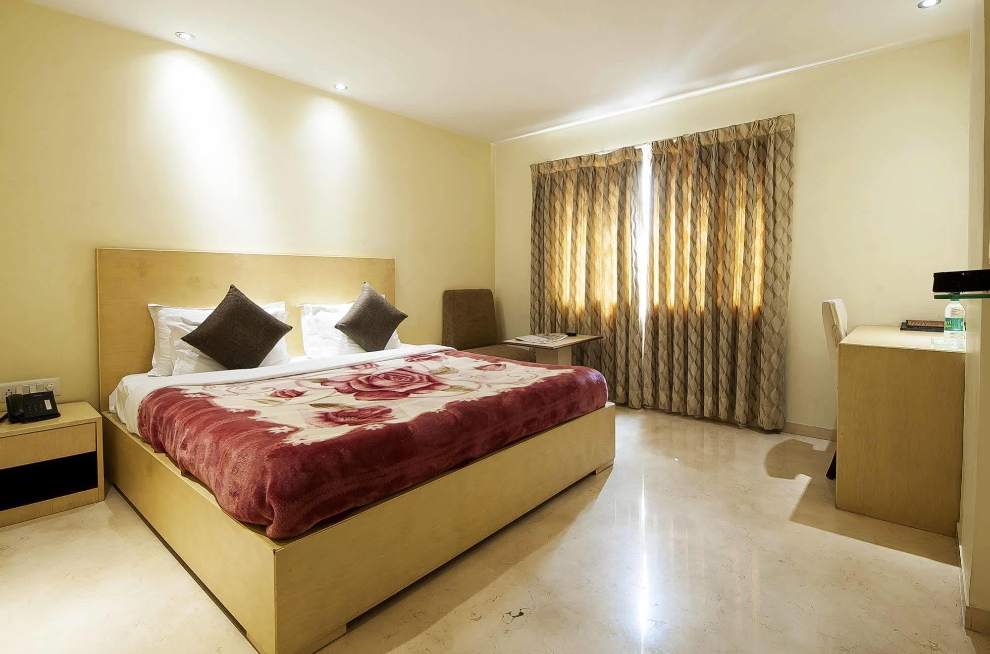 Mayur Hotel Nuova Delhi Esterno foto