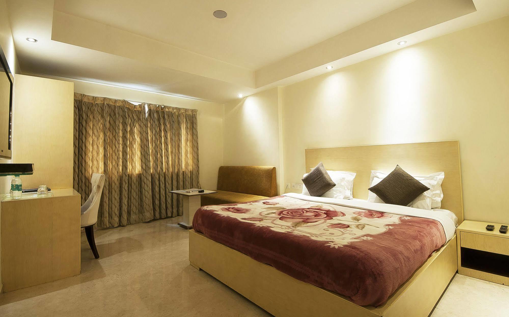 Mayur Hotel Nuova Delhi Esterno foto