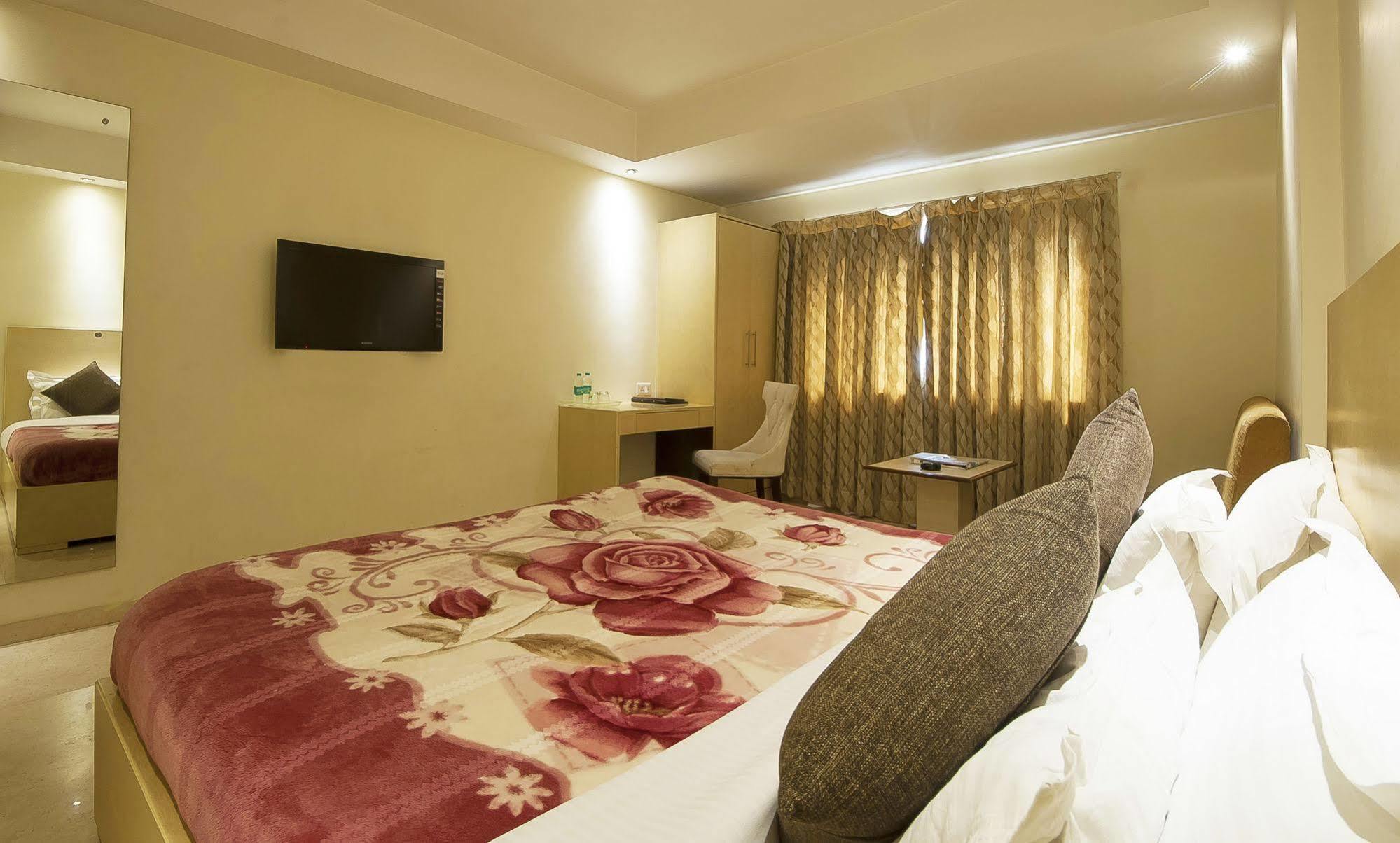 Mayur Hotel Nuova Delhi Esterno foto