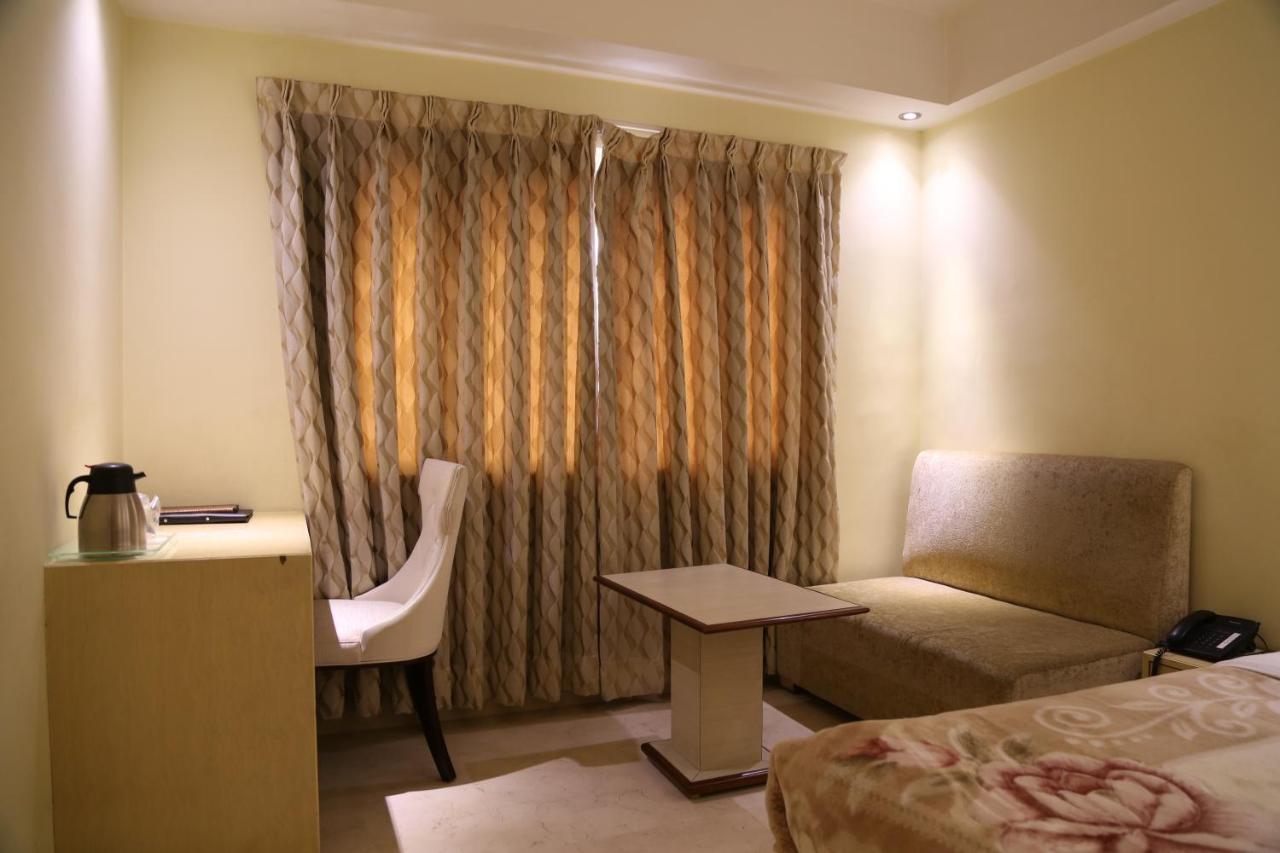Mayur Hotel Nuova Delhi Esterno foto